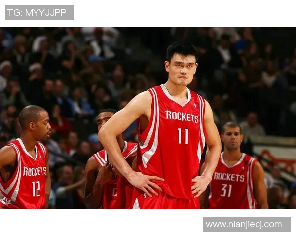 姚明带领火箭挑战活塞展现巨星风采与篮球智慧的巅峰对决