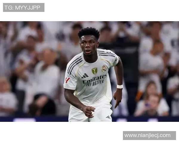 足球明星左腿受伤瞬间曝光女球迷心痛不已引发热议 足球明星左腿受伤瞬间曝光女球迷心痛不已引发热议